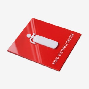 Op de afbeelding: Een rood vierkant bord met een wit brandblusser symbool en de tekst "FIRE EXTINGUISHER" in wit.