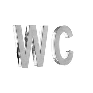 Puede incluir: Letras de metal plateado que deletrean "WC" para un letrero de baño.