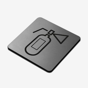Op de afbeelding: Een zilveren metalen bord met een zwarte omtrek van een brandblusser. Het bord is vierkant en heeft een geborstelde metalen afwerking.