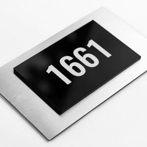 Peut inclure: Une plaque rectangulaire argentée avec un encadrement rectangulaire noir. L'encadrement porte le numéro 1661 imprimé en blanc.
