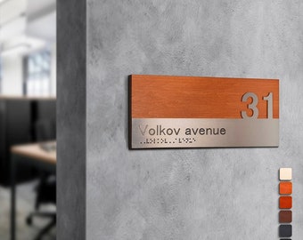 Letrero de número de puerta de madera y acero inoxidable con braille