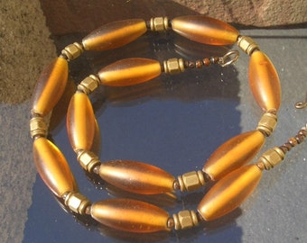 Collier élégant en verre bois laiton flatteur tons orange doré chaîne 50 cm