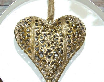Coeur en métal rustique avec ornements floraux au look antique doré avec cordon de jute à suspendre shabby chic