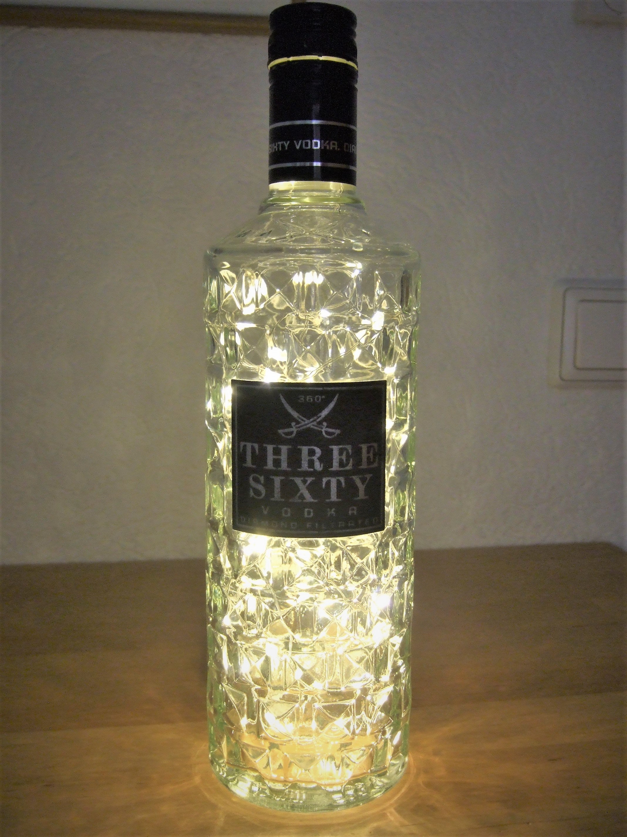 THREE SIXTY Vodka Flasche beleuchtet mit 100 LED Lichterkette