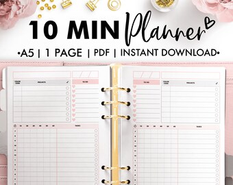 Può includere: Una pagina di pianificatore A5 stampabile con uno schema di colori rosa e bianco. La pagina è divisa in sezioni per la codifica dei colori, i progetti, gli elenchi di cose da fare e le attività. Il testo "10 MIN Planner" è in cima alla pagina.