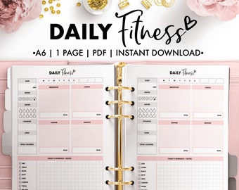 Op de afbeelding: Een roze en witte printbare dagelijkse fitnessplanner met secties voor slaap, stemming, water, vitamines, stappen, totale calorieën, ontbijt, lunch, diner, snacks en de training van vandaag of notities. De planner is ontworpen voor een 6-ringband.