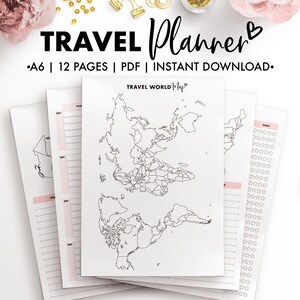 Puede incluir: Un planificador de viajes imprimible en blanco y negro con un mapa del mundo, una página para planificar cada día de un viaje y una página para calificar destinos con estrellas. El planificador está etiquetado como "TRAVEL Planner" y "TRAVEL WORLD Map".