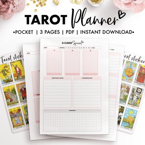 Puede incluir: Un planificador de tarot imprimible con un esquema de color rosa y blanco. El planificador incluye un despliegue de 3 cartas, espacio para preguntas formuladas, interpretación y pensamientos. El planificador también incluye un palo de tarot con imágenes de las cartas de los arcanos mayores.