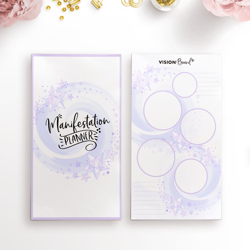 Puede incluir: Un planificador de manifestaci&oacute;n morado y blanco con un dise&ntilde;o de remolino y estrellas. La portada dice "Manifestation Planner". La segunda p&aacute;gina es un tablero de visi&oacute;n con cinco c&iacute;rculos para im&aacute;genes y una secci&oacute;n con l&iacute;neas para escribir.