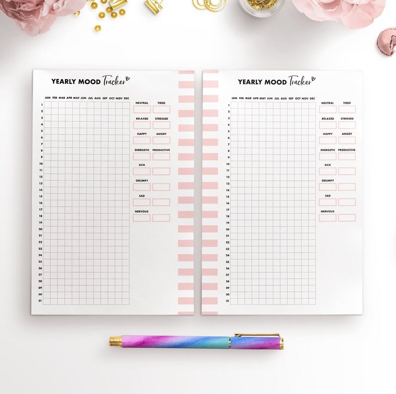 Puede incluir: Un rastreador de estado de &aacute;nimo anual imprimible con un fondo a rayas rosa y blanco. El rastreador tiene una cuadr&iacute;cula con 31 d&iacute;as y una lista de estados de &aacute;nimo para rastrear, que incluyen neutral, cansado, relajado, estresado, feliz, enojado, en&eacute;rgico, productivo, enfermo, gru&ntilde;&oacute;n, triste y nervioso.