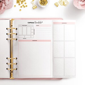 Op de afbeelding: Een roze map met gouden ringen en een witte pagina open naar een capsule-garderobeplanner. De planner heeft secties voor hoofdkleuren, accentkleuren, neutrale kleuren, inspiratie, seizoen en accessoires.