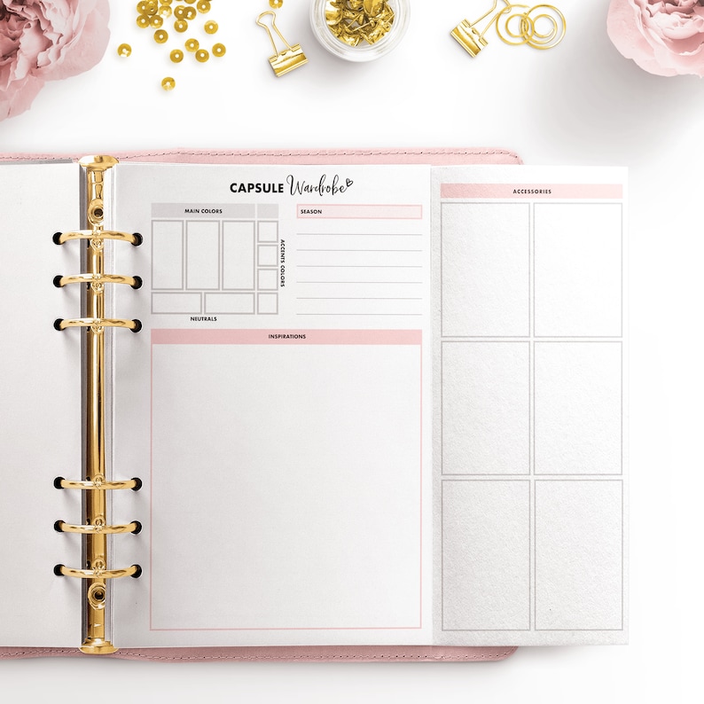 Op de afbeelding: Een roze map met gouden ringen en een witte pagina open naar een capsule-garderobeplanner. De planner heeft secties voor hoofdkleuren, accentkleuren, neutrale kleuren, inspiratie, seizoen en accessoires.