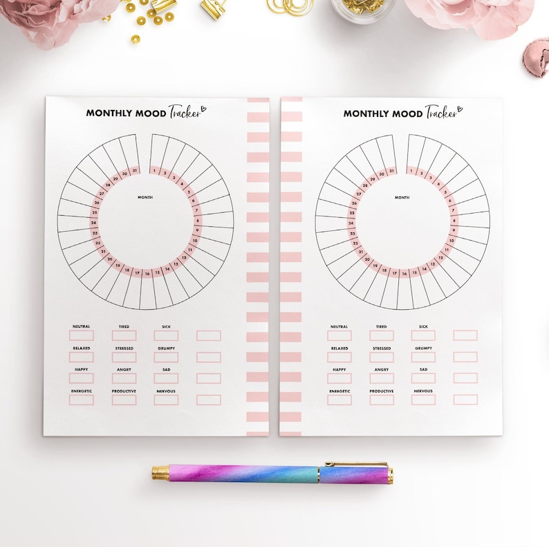 Puede incluir: Dos rastreadores de estado de &aacute;nimo mensuales imprimibles con un divisor a rayas rosa y blanco. Cada rastreador presenta un c&iacute;rculo dividido en 31 secciones con los n&uacute;meros del 1 al 31. Debajo del c&iacute;rculo hay casillas para diferentes estados de &aacute;nimo, que incluyen neutral, cansado, enfermo, relajado, estresado, gru&ntilde;&oacute;n, feliz, enojado, triste, en&eacute;rgico, productivo y nervioso.