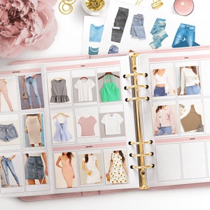 Op de afbeelding: Een open roze map met gouden ringen, gevuld met pagina's met kledingstukken. De pagina's zijn onderverdeeld in categorie&euml;n: Broeken, Tops, Jurken en Schoenen. Elke categorie bevat meerdere afbeeldingen van verschillende kledingstukken, zoals jeans, rokken, shirts, jurken en tops.