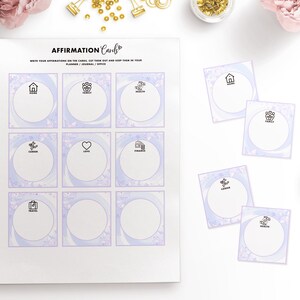 Puede incluir: Cartas de afirmaci&oacute;n imprimibles con un fondo de acuarela de color p&uacute;rpura claro y un c&iacute;rculo blanco en el centro de cada carta. Las cartas presentan iconos para el hogar, la familia, la salud, la carrera, el amor, las finanzas y los viajes. El texto "AFFIRMATION Cards" est&aacute; en la parte superior de la p&aacute;gina.
