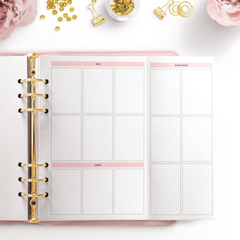 Op de afbeelding: Een roze planner met gouden ringen en een witte pagina die is verdeeld in secties met de labels "Tops", "Schoenen" en "Accessoires".