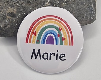 Personalisierter Button bunter Regenbogen mit Name oder Text ( Pin / Anstecknadel ) 59 mm groß