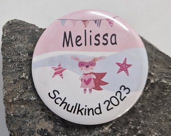 Personalisierter Button Schulkind mit Name und Superheldin für Mädchen als Geschenk zur Einschulung ( Pin / Anstecknadel ) 59 mm groß