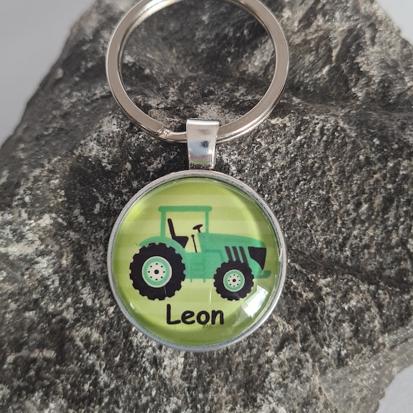 Schlüsselanhänger Traktor grün personalisiert mit Name oder deinem Text
