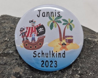 Personalisierter Button Schulkind mit Name und Piraten für Jungen als Geschenk zur Einschulung ( Pin / Anstecknadel ) 59 mm