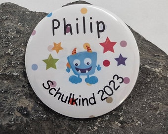 Personalisierter Button Schulkind mit Name und Monster mit Sternen für Jungen als Geschenk zur Einschulung ( Pin / Anstecknadel ) 59 mm