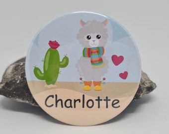 Personalisierter Button mit Namen oder Text individuell gestaltet und einem Lama für Mädchen als Geschenk ( Pin / Anstecknadel ) 59 mm