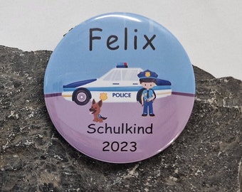 Button Polizei mit Polizeiauto mit Name und Schulkind 2024 personalisiert für Jungen als Geschenk zur Einschulung 59 mm groß
