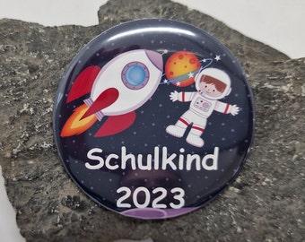 Button Schulkind mit Astronaut und Raumschiff für Jungen als Geschenk zur Einschulung ( Pin / Anstecknadel ) 59 mm groß