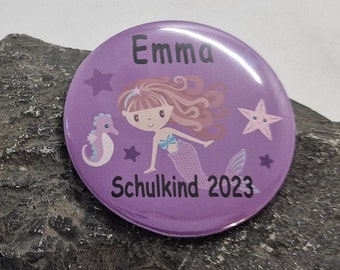 Personalisierter Button Meerjungfrau mit Name und Schulkind 2024 zur Einschulung als Geschenk 59 mm lila
