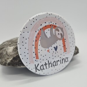 Personalisierter Button Faultier und Regenbogen mit Name oder Text für Mädchen als Geschenk Pin / Anstecknadel 59 mm groß Bild 2