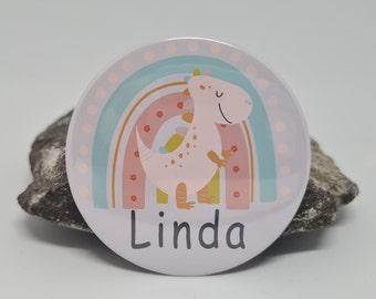 Personalisierter Button mit Name oder Text und Dinosaurier mit Regenbogen für Mädchen lila ( Pin / Anstecknadel ) 59 mm groß