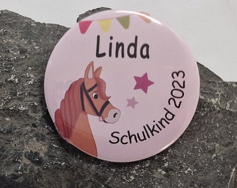 Button braunes Pferd mit Schulkind 2024 und Name personalisiert in rosa für Mädchen - 59 mm groß