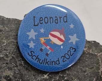 Personalisierter Button mit Name, Schulkind und Superheld für Jungen als Geschenk zur Einschulung ( Pin / Anstecknadel ) 59 mm