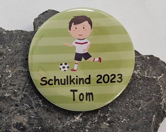 Button Fußball Fußballspieler mit Name und Schulkind 2024 personalisiert für Jungen als Geschenk zur Einschulung 59 mm groß