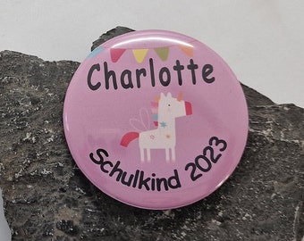 Button Einhorn mit Name personalisiert in lila flieder mit Schulkind 2024 zur Einschulung für Mädchen 59mm groß