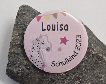 Button weißes Pferd mit Schulkind 2024 und Name personalisiert in rosa für Mädchen - 59 mm groß
