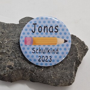 Button Schulkind 2024 mit Name personalisiert Farben zur Auswahl, 59mm groß Bild 6