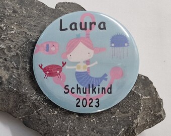 Personalisierter Button mit Name, Schulkind und Meerjungfrau mit Anker zur Einschulung als Geschenk ( Pin / Anstecknadel ) 59 mm