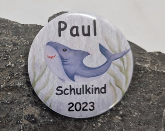 Personalisierter Button Hai Shark mit Name und Schulkind 2024 zur Einschulung für Jungen ( Pin / Anstecknadel ) 59 mm