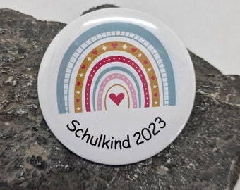 Button bunter Regenbogen mit Schulkind 2024 als Geschenk zum Abschied Kindergarten oder Einschulung. 59mm