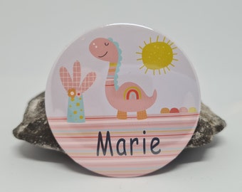 Personalisierter Button in rosa mit Namen oder Text und Dinosaurier / Dino für Mädchen ( Pin / Anstecknadel ) 59 mm groß