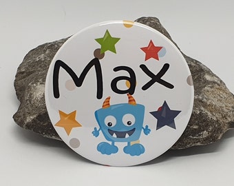 Personalisierter Button mit Namen oder Text und kleinem Monster mit bunter Sternen für Jungen als Geschenk ( Pin / Anstecknadel ) 59 mm groß