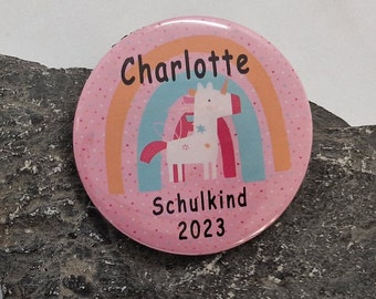 Personalisierter rosa Button mit Name, Schulkind und Einhorn mit Regenbogen als Geschenk zur Einschulung ( Pin / Anstecknadel ) 59 mm