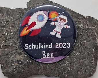 Personalisierter Button Astronaut mit Name  oder Text und Schulkind für Jungen als Geschenk zur Einschulung ( Pin / Anstecknadel ) 59 mm