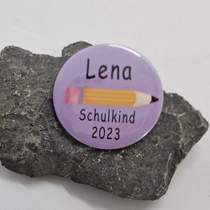 Button Schulkind 2024 mit Name personalisiert Farben zur Auswahl, 59mm groß Bild 9