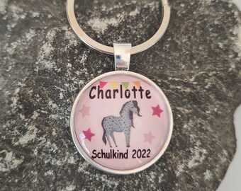 Schlüsselanhänger graues Pferd mit bunter Wimpelkette personalisiert mit Name und Schulkind 2024 rosa