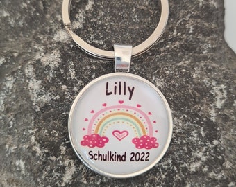 Schlüsselanhänger bunter Regenbogen mit Herzen und Wolke personalisiert mit Name und Schulkind 2024