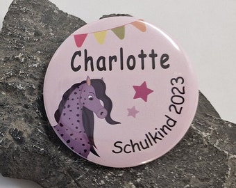Button graues Pferd mit Schulkind 2024 und Name personalisiert in rosa für Mädchen - 59 mm groß