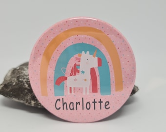 Personalisierter Button mit Namen oder Text und einem Regenbogen mit Einhorn rosa ( Pin / Anstecknadel ) 59 mm groß