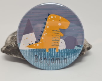 Personalisierter Button mit Name oder Text und Dino / Dinosaurier für Jungen ( Pin / Anstecknadel ) 59 mm groß Geburtstag, Kindergarten